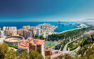 Decoración floral para bodas de primavera en Málaga con ramos de novia y arcos de flores naturales por Esencia Floral