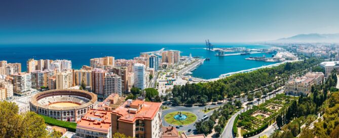Decoración floral para bodas de primavera en Málaga con ramos de novia y arcos de flores naturales por Esencia Floral