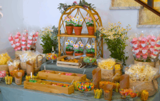 Decoración floral para comuniones 2025 con coronas de flores naturales y candy bar elegante - Tendencias actuales por Esencia Floral en Málaga