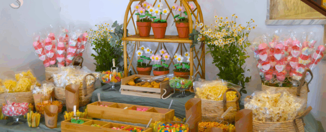 Decoración floral para comuniones 2025 con coronas de flores naturales y candy bar elegante - Tendencias actuales por Esencia Floral en Málaga